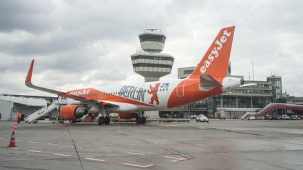 Anlässlich der Vorstellung des Easyjet-Sommerflugplans 2018 steht ein Easyjet-Airbus A320-214 mit einer "Berlin-Lackierung" auf dem Flughafen Tegel. 