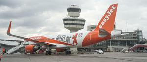 Anlässlich der Vorstellung des Easyjet-Sommerflugplans 2018 steht ein Easyjet-Airbus A320-214 mit einer "Berlin-Lackierung" auf dem Flughafen Tegel. 