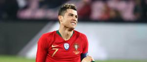 Cristiano Ronaldo von Portugal reagiert zerknirscht auf die Niederlage gegen Holland. 