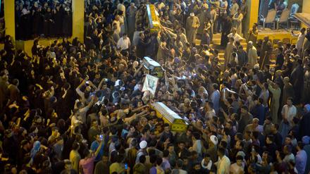 Angehörige eines koptischen Christen, Opfer eines Terroranschlags, nehmen am 26.05.2017 in Al-Minja (Ägypten) an einer Beisetzung teil. 