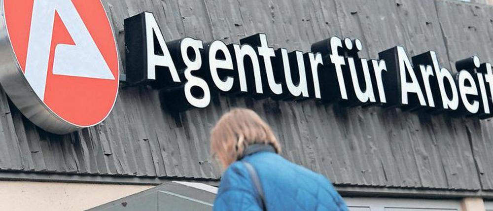 Die Debatte um Hartz IV geht weiter: Szene vor einer Agentur für Arbeit in Wiesbaden