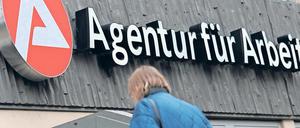 Die Debatte um Hartz IV geht weiter: Szene vor einer Agentur für Arbeit in Wiesbaden