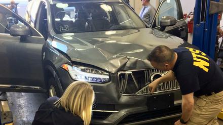 Experten untersuchen nach dem tödlichen Unfall mit einer Radlerin das Uber-Roboterauto.