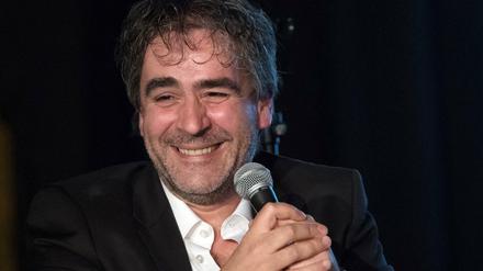 Der Journalist Deniz Yücel lacht während der Veranstaltung "Auf die Freiheit" im Festsaal Kreuzberg.