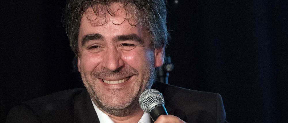 Der Journalist Deniz Yücel lacht während der Veranstaltung "Auf die Freiheit" im Festsaal Kreuzberg.