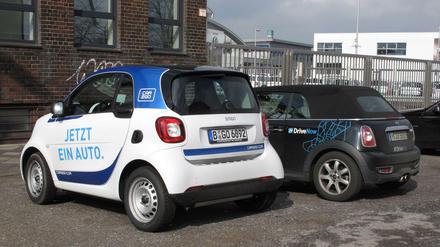 Fahren zusammen. Daimlers Car-2-Go und Drive-Now von BMW bieten in Berlin insgesamt 2500 Fahrzeuge an und haben 500.000 Kunden.  