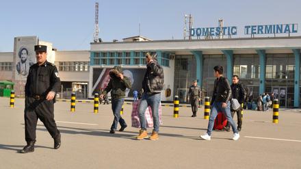 Bereits im Februar 2017 kam eine Gruppe in Deutschland abgelehnter Asylbewerber auf den Kabuler Flughafen an.