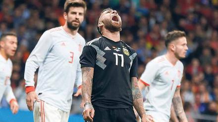 Argentinien leidet. Nicolas Otamendi sehnt sich beim Debakel in Madrid nach himmlischem Beistand.
