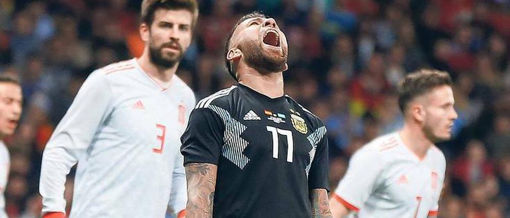 Argentinien leidet. Nicolas Otamendi sehnt sich beim Debakel in Madrid nach himmlischem Beistand.