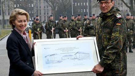 Ursula von der Leyen (CDU), Bundesministerin der Verteidigung, hält zusammen mit Oberst Dirk Waldau eine Urkunde zur Umbenennung der Emmich-Cambrai-Kaserne in der Händen. 