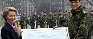 Ursula von der Leyen (CDU), Bundesministerin der Verteidigung, hält zusammen mit Oberst Dirk Waldau eine Urkunde zur Umbenennung der Emmich-Cambrai-Kaserne in der Händen. 