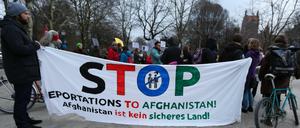 Etwa 100 Personen demonstrierten am Montag in München gegen die erneute Abschiebung von Afghanen. 