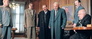 Der sterbende Stalin (Adrian McLoughlin, am Boden) umringt von seinem Führungsstab, darunter Chruschtschow (Steve Buscemi, links) und der designierte Nachfolger Malenkow, (Jeffrey Tambor, zweiter von links).