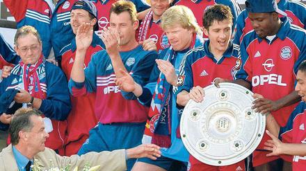 Schön war’s. Im Jahr 2000 feierten die Bayern die letzte Meisterschaft vor eigenem Publikum – damals noch im Olympiastadion und mit Trainer Ottmar Hitzfeld.