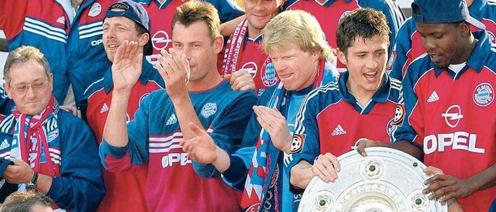 Schön war’s. Im Jahr 2000 feierten die Bayern die letzte Meisterschaft vor eigenem Publikum – damals noch im Olympiastadion und mit Trainer Ottmar Hitzfeld. 