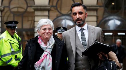 Die katalanische Ex-Ministerin Clara Ponsati stellte sich in Begleitung ihres Anwalts Aamer Anwar den schottischen Behörden.