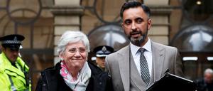 Die katalanische Ex-Ministerin Clara Ponsati stellte sich in Begleitung ihres Anwalts Aamer Anwar den schottischen Behörden.