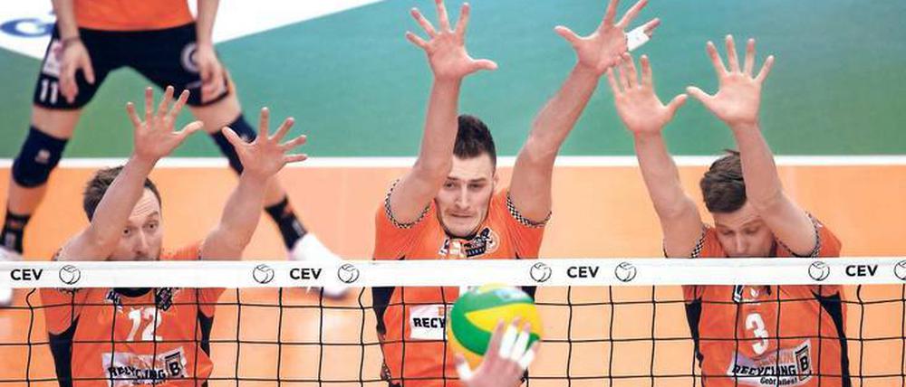 Ein langer Weg nach oben. Beim Duell gegen Friedrichshafen reckten die Volleys sich noch vergeblich, gegen Lüneburg wollen sie ihre neue Stärke zeigen.