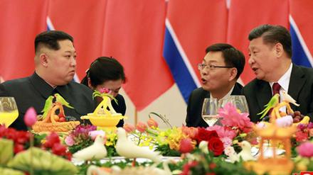 Kim Jong Un bei seinem Besuch bei Chinas Präsident Xi Jinping in Peking.