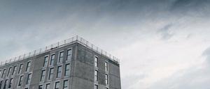 Abenteuerspielplatz im Rücken. Lars und Olivia Quell mit ihrem Sohn vor jenem Waldstück, das gerodet werden soll, damit Platz für eine MUF geschaffen wird. Foto: Frank Bachner