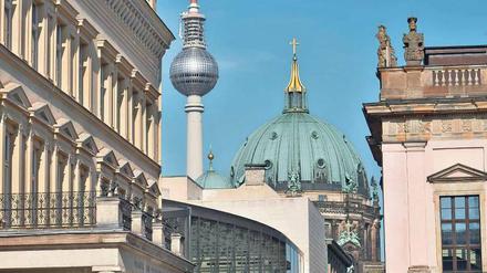 Das Palais am Festungsgraben (links) wurde 1751 bis 1753 errichtet und seither mehrfach umgebaut.