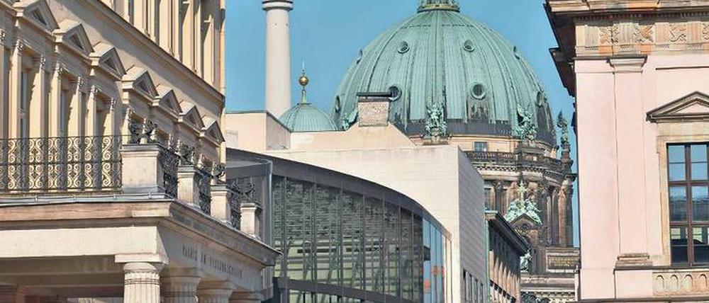 Das Palais am Festungsgraben (links) wurde 1751 bis 1753 errichtet und seither mehrfach umgebaut.