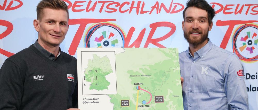 Neuanfang: Die Radprofis André Greipel (li.) und Rick Zabel präsentieren den Streckenverlauf der Deutschland Tour. 