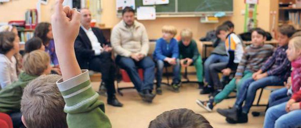 Beim Projekt „Meet2Respect“ besuchen Rabbiner und Imame zusammen Schulklassen.
