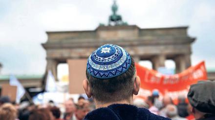 Aufstehen gegen Antisemitismus. Demonstration gegen Judenhass vor dem Brandenburger Tor.