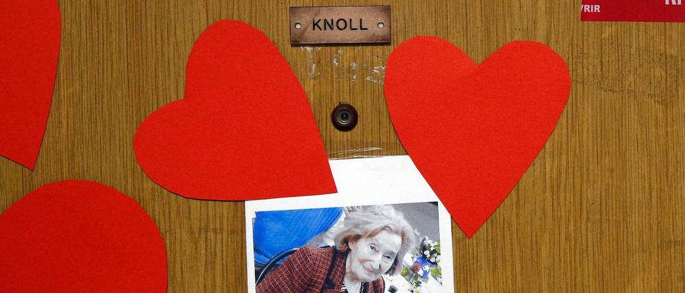 Herzen und ein Foto kleben an der Tür zur Wohnung der 85-jährigen Holocaust-Überlebenden Mireille Knoll, in der sie am Freitag tot aufgefunden worden ist.