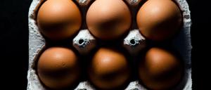 Bio-Hühnereier in einer Verpackung. 