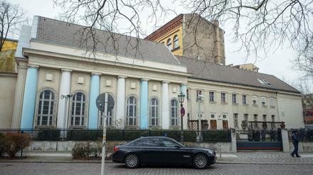 Um sie vor Angriffen zu schützen, stehen Synagogen, wie diese in Berlin-Kreuzberg, bis heute unter Polizeischutz