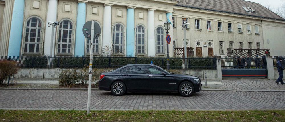Um sie vor Angriffen zu schützen, stehen Synagogen, wie diese in Berlin-Kreuzberg, bis heute unter Polizeischutz