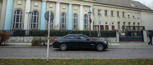 Um sie vor Angriffen zu schützen, stehen Synagogen, wie diese in Berlin-Kreuzberg, bis heute unter Polizeischutz