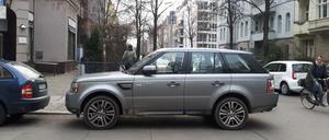 Geländewagen, der falsch parkend in eine Kreuzung ragt.