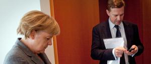 Bundeskanzlerin Angela Merkel und ihr Sprecher Steffen Seibert beim kommunizieren.