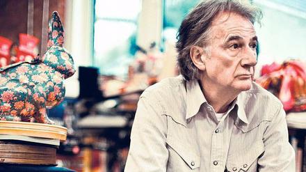 Aufgeräumt. Paul Smith zwischen Bücherstapeln und Kartons in seinem Londoner Büro.