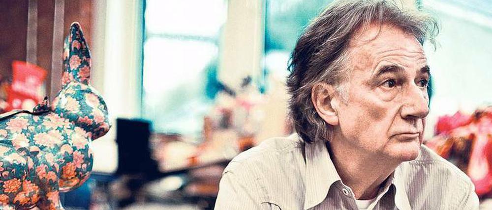 Aufgeräumt. Paul Smith zwischen Bücherstapeln und Kartons in seinem Londoner Büro.