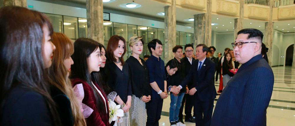 Kim Jong Un mit einer Künstlergruppe aus Südkorea in Pjöngjang