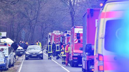 Einsatzkräfte der Feuerwehr, Notarzt und Polizei auf einer Straße nahe dem Munitionsentsorgungswerk Spreewerk nach der Explosion.