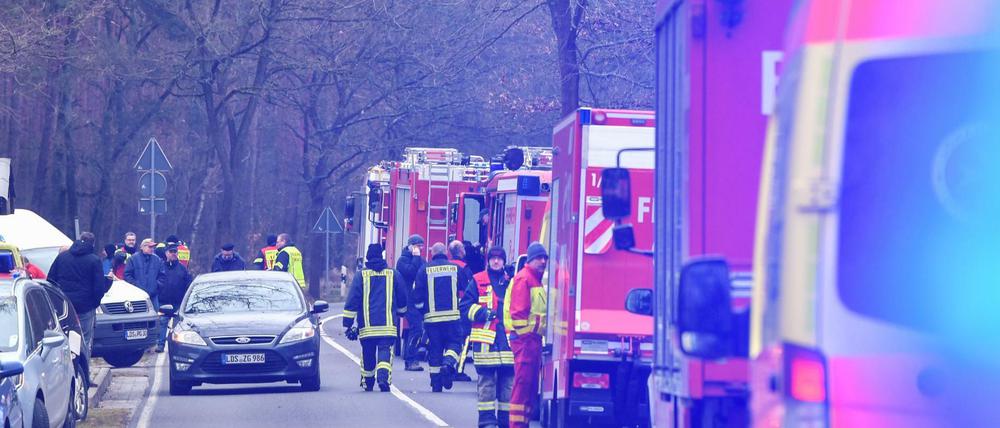 Einsatzkräfte der Feuerwehr, Notarzt und Polizei auf einer Straße nahe dem Munitionsentsorgungswerk Spreewerk nach der Explosion.