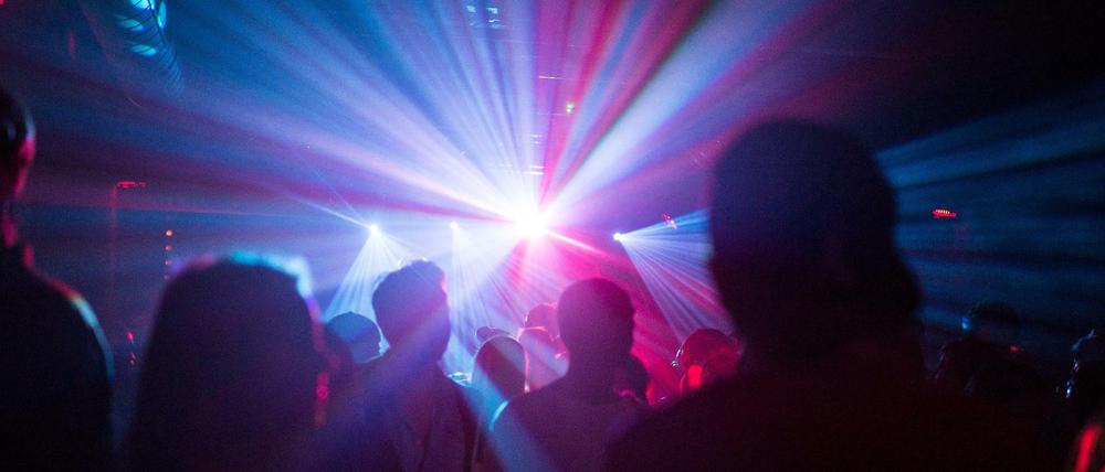 Menschen feiern auf dem RAW-Gelände in Berlin im Club Cassiopeia.