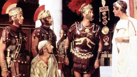 „Chleudert den Purschen zu Poden!“ „Also, wie ist dein Name, Jude?“ „Brian, Herr.“ „Prian, aha.“ „Nein, nein. Brian.“ „Der kleine Chelm ist ein Widerporst.“ „Wie bidde?“ „Ein Widerporst.“ Szene aus „Das Leben des Brian“. 