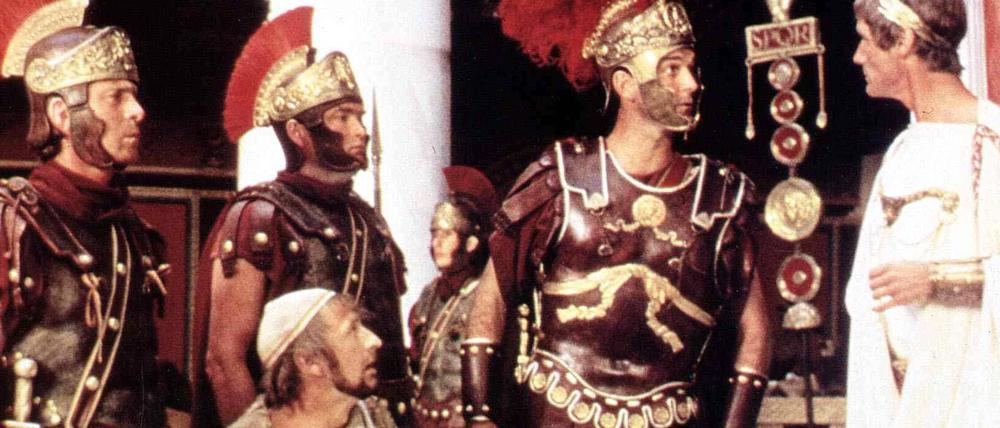 „Chleudert den Purschen zu Poden!“ „Also, wie ist dein Name, Jude?“ „Brian, Herr.“ „Prian, aha.“ „Nein, nein. Brian.“ „Der kleine Chelm ist ein Widerporst.“ „Wie bidde?“ „Ein Widerporst.“ Szene aus „Das Leben des Brian“.