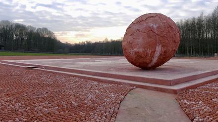 In der Mitte der 600.000 handgeformten Figürchen: Ein Ei aus Bronze. Auf die Plattform ist eine Weltkarte gefräst - auf diesem Feld starben Menschen aus 50 Nationen. 