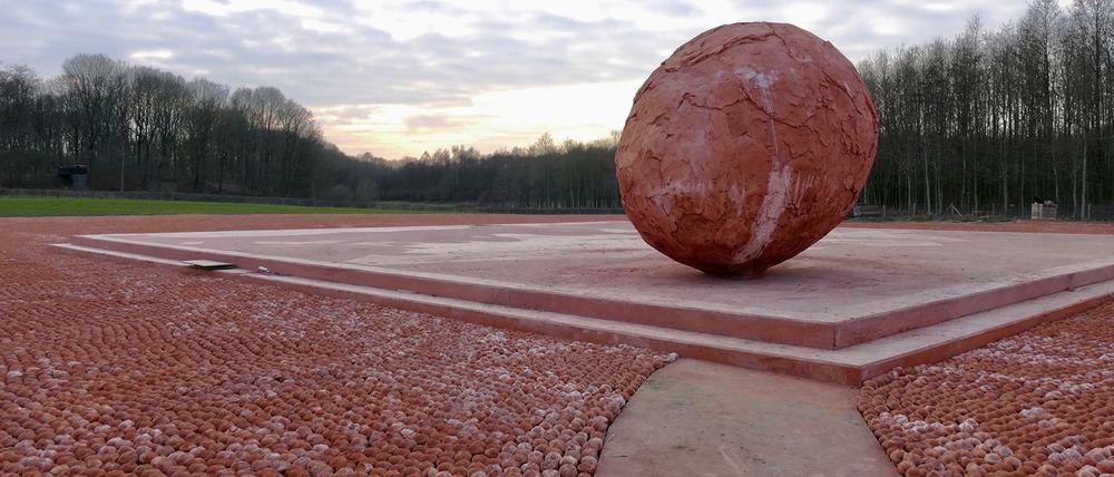 In der Mitte der 600.000 handgeformten Figürchen: Ein Ei aus Bronze. Auf die Plattform ist eine Weltkarte gefräst - auf diesem Feld starben Menschen aus 50 Nationen.