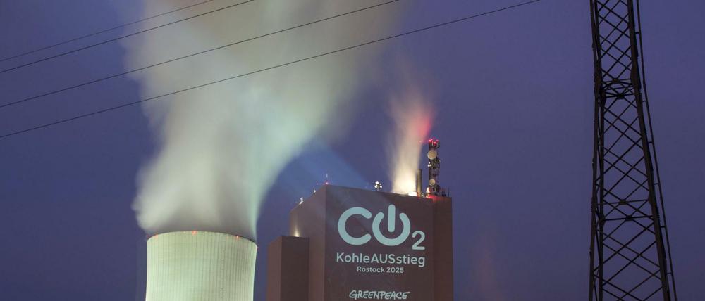 Schluss mit der Kohle-Energie - Umweltverbände wie Greenpeace fordern Eile; die Bundesregierung hat die Arbeitsplätze im Blick und will deshalb nur einen langfristigen Rückzug.