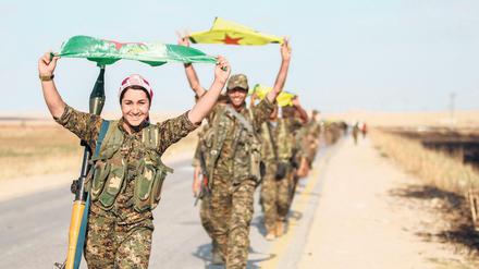 Kurdinnen und Kurden befreiten 2015 das nordsyrische Tal Abyad vom "Islamischen Staat". In den anderen, oft islamistischen Milizen der Aufständischen in Syrien kämpfen meist nur Männer.