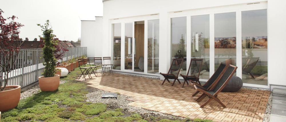 Die Dachterrasse des Spa-Bereichs im Hotel Almodóvar bietet Platz zum Abkühlen nach dem Schwitzen in der Sauna.