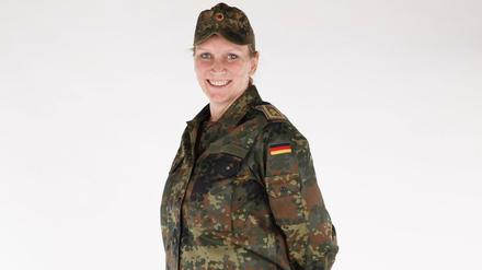 In einer gestellten Szene trägt eine Soldatin Umstandsmode.